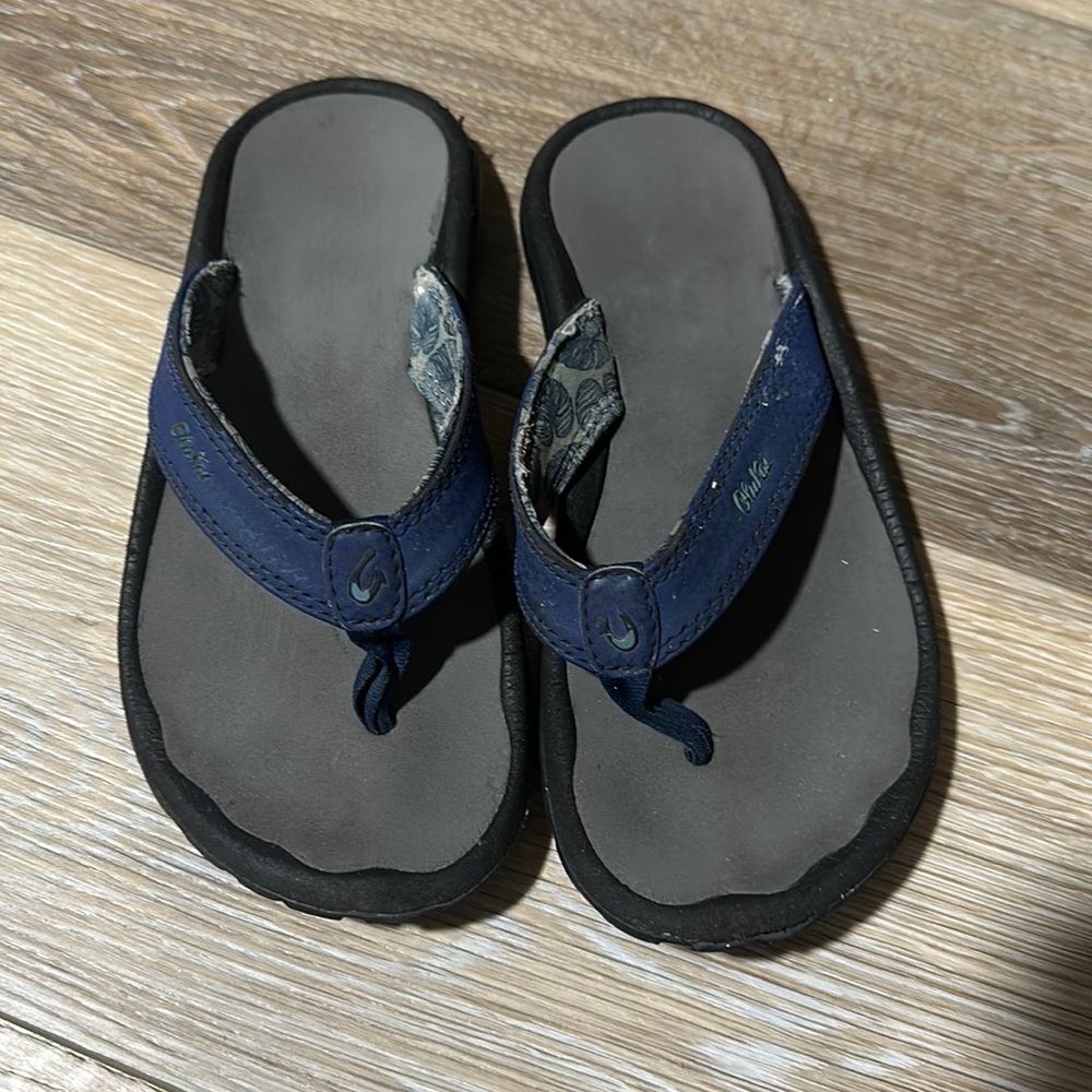 OluKai boys blue flip flops